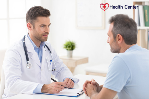 Врач беседует с пациентом перед началом принудительной детоксикации